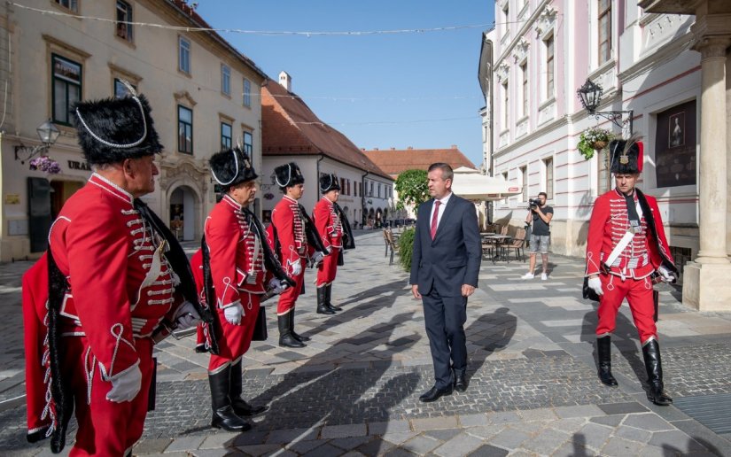 FOTO Husarska garda postrojena u čast novog župana Anđelka Stričaka