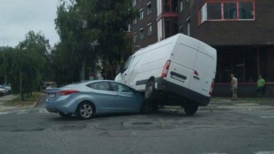 U nesreći kod Elektre ozlijeđenja 48-godišnja vozačica, vozač kombija nije se zaustavio na znak stop