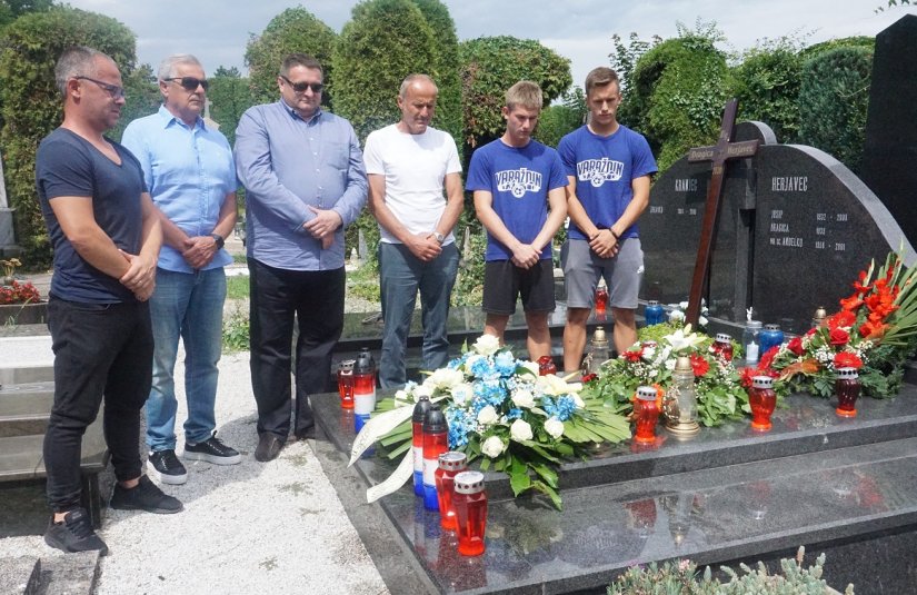 Izaslanstvo NK Varaždina položilo vijenac i zapalilo svijeće na grob Anđelka Herjavca