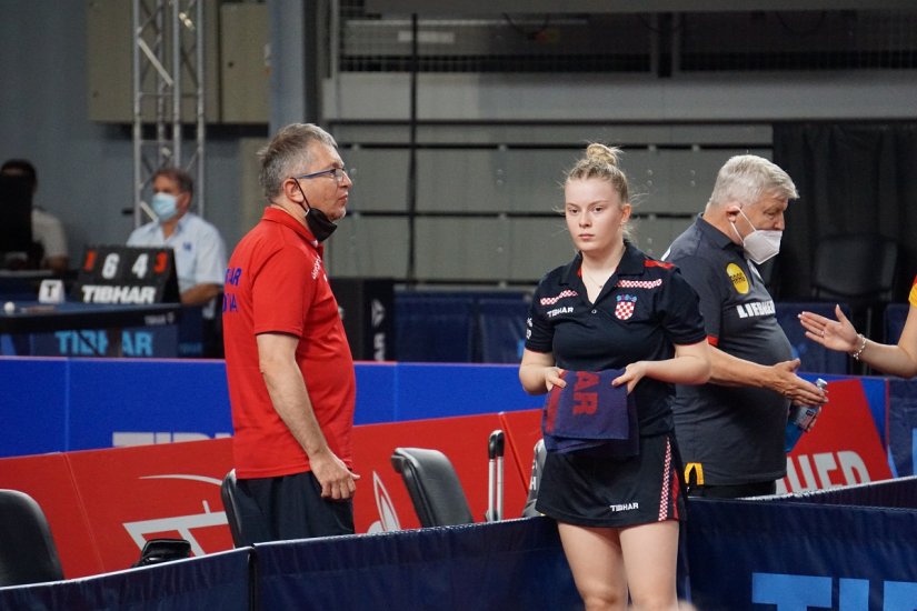 Najbolja hrvatska igračica Hana Arapović u razgovoru s trenerom tijekom meča