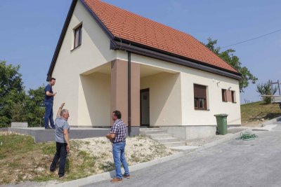 Nove fasade na društvenim domovima u Kaniži i Osečkoj