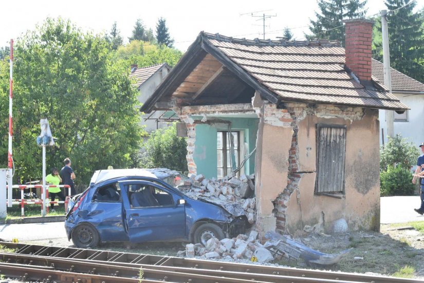 FOTO NOVI MAROF Nalet vlaka na osobno vozilo, vozač prebačen u varaždinsku bolnicu