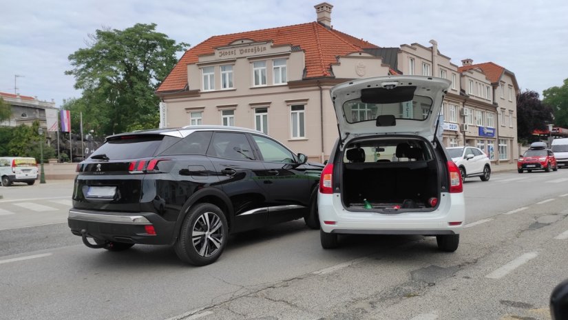 FOTO Sudar automobila i taxi vozila kod hotela Varaždin ispred željezničkog kolodvora