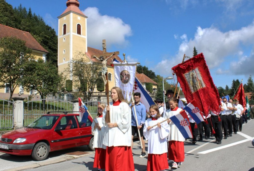 FOTO Uz tradicionalnu procesiju u Kamenici proslavljeno Bartolovo