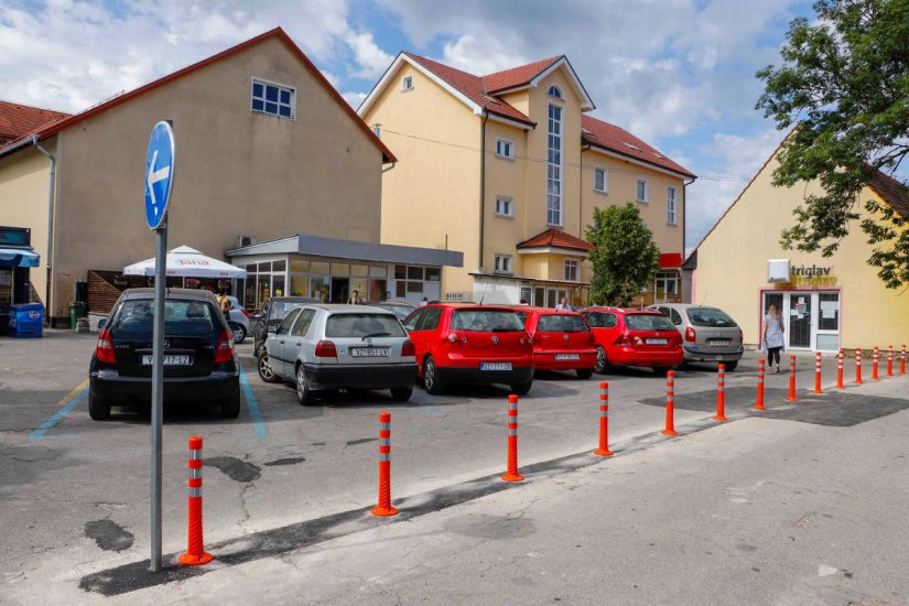 IVANEC Za udobnost – nove klupe, za sigurnost – stupići i barijere