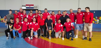 FOTO Hrvači Vindije obranili naslov pobjednika Kupa Hrvatske, njihovom kapetanu trofej Tomislava Kuzmića