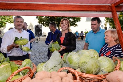 OPG-ovi i tamburaši ispred Županijske palače za kraj obilježavanje Dana Varaždinske županije