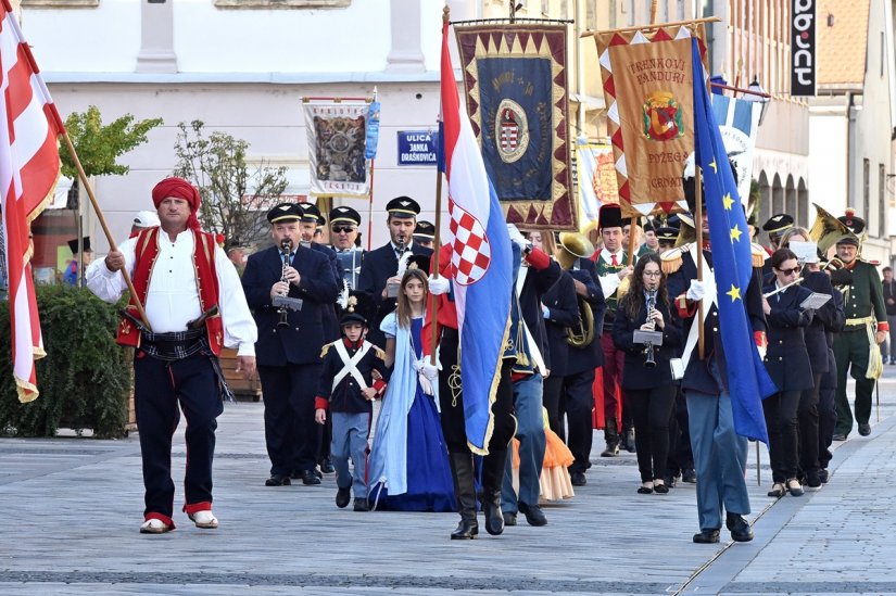 Povijesne postrojbe na varaždinskim ulicama i trgovima povodom bitke na Dravi