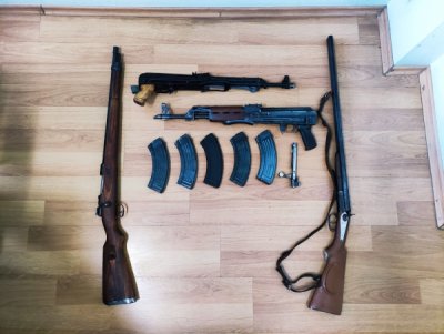 Policija kod muškarca (43) u Orehovcu zaplijenila dvije automatske puške, dvije puške, streljivo...