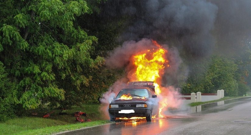 Nakon prometne nesreće automobil se zapalio i u potpunosti izgorio, a vozač motocikla pao u cestovni jarak