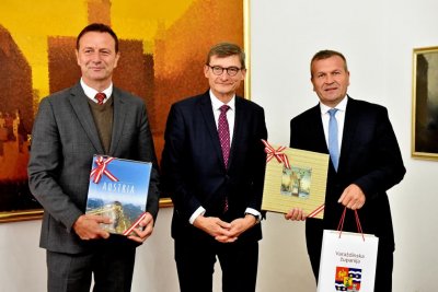 Ambasador Austrije Josef Markus Wuketich održao sastanak s Nevenom Bosiljem i Anđelkom Stričakom
