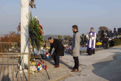 SVI SVETI Položen vijenac kod središnjeg križa na gradskom groblju Ivanec