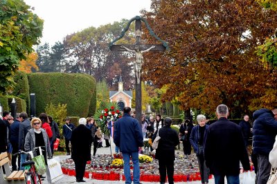 FOTO Varaždinci su se prisjetili svojih pokojnika i obišli groblje povodom blagdana Svih Svetih i Dušnoga dana