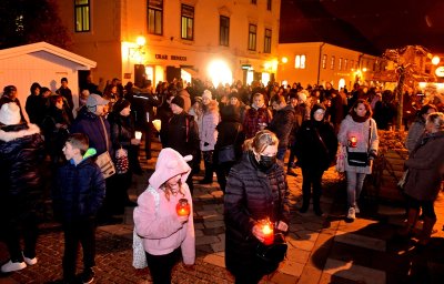 FOTO I treći dan okupili se protivnici cjepiva i Covid potvrda u Varaždinu, ovog puta ispred Županijske palače