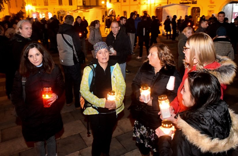 FOTO Prosvjedi protiv Covid mjera i četvrti dan zaredom, postavili svijeće kod Županijskog suda