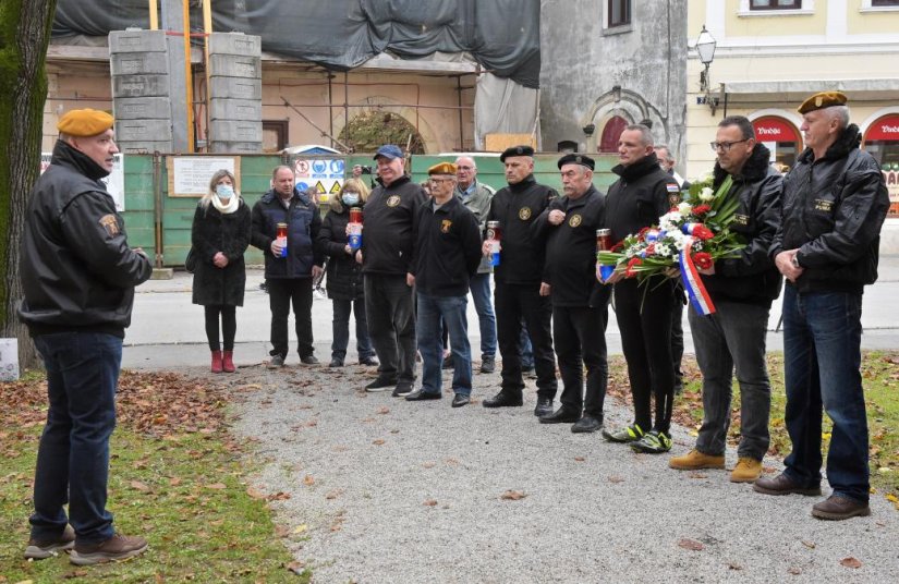 Veterani &quot;Puma&quot; položili ruže i svijeće, Ivica Nerer sutra kreće biciklom prema Vukovaru