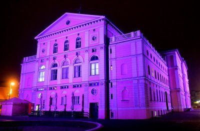 Zgrada HNK u Varaždinu osvijetljena ljubičastom bojom uz Svjetski dan prijevremeno rođene djece
