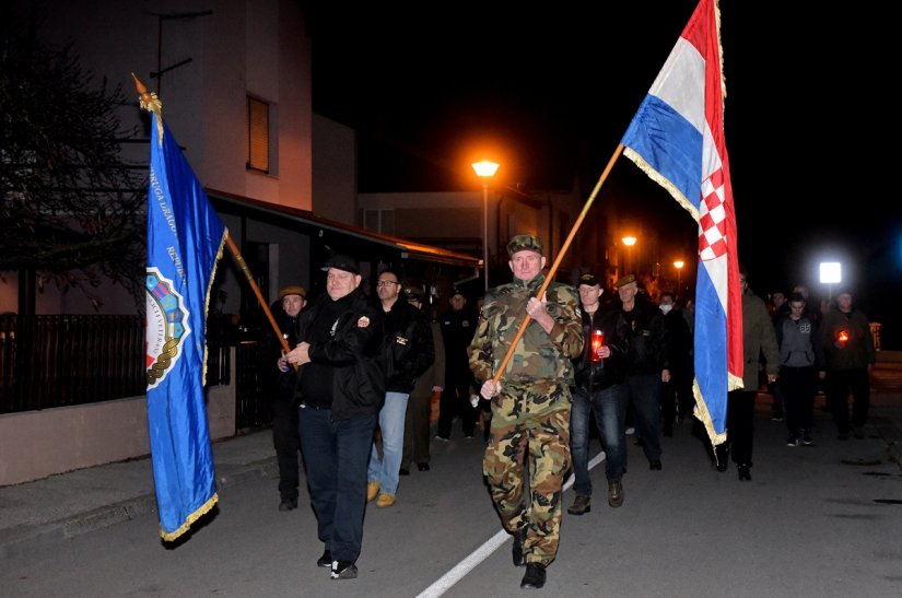 FOTO Kolona sjećanja i u Varaždinu, upaljene svijeće u Vukovarskoj ulici