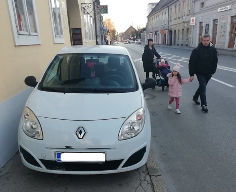 OGORČENI ČITATELJ Sramota, ljudi moraju okolo prolaziti po cesti