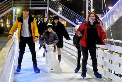 FOTO Stigli prvi klizači na Kapucinskom trgu u sklopu Ledene čarolije