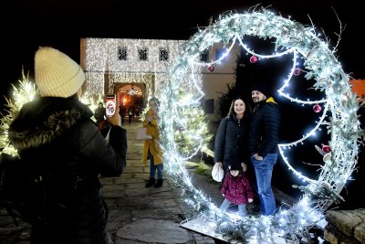 FOTO Kiša nije spriječila Varaždince u šetnji Adventom i uživanju u blagdanskim delicijama