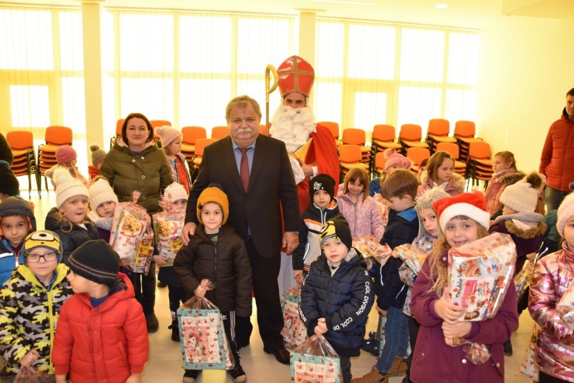 FOTO Sveti Nikola uručio poklone djeci iz dječjeg vrtića Zeko u Cestici