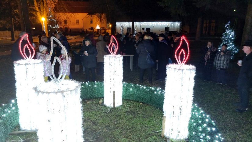 FOTO Na petrijanečkom trgu zapaljena treća adventska svijeća