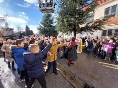 Učenici III. OŠ Varaždin okitili bor u dvorištu, pomogli im vatrogasci