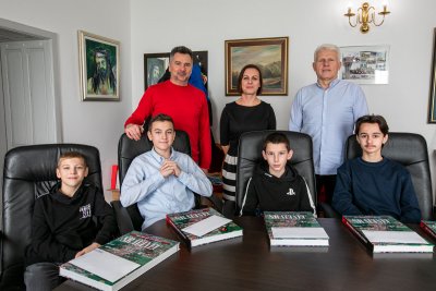 FOTO Načelnik Božidar Novoselec uručio nagrade mladim gimnastičarima iz Sračinca