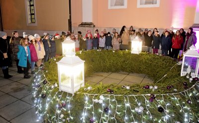 ADVENT Ispred varaždinske katedrale zapaljena i četvrta svijeća ovogodišnjeg Došašća