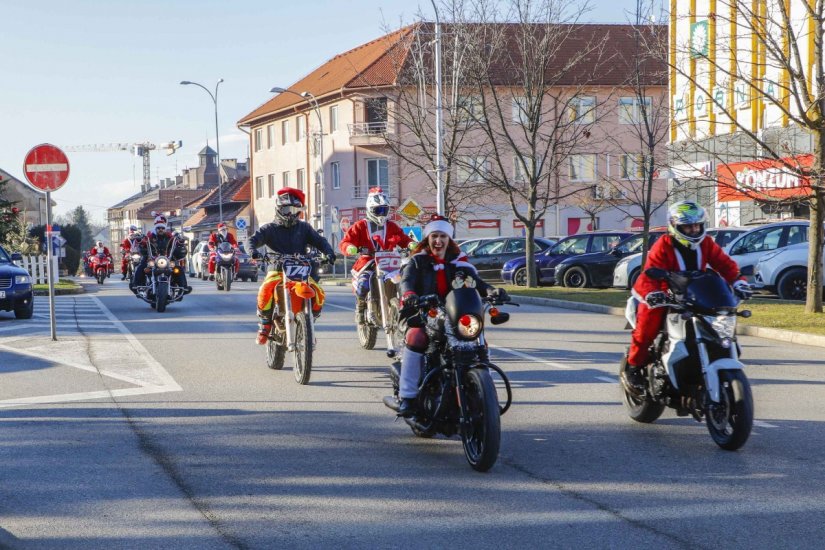 MOTOMRAZOVI Stotinjak motoriziranih djedova u božićnom pohodu Ivancu