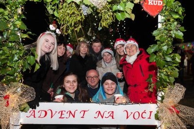 FOTO Održan prvi &quot;Advent na Voći&quot;, stigao i Djed Božićnjak