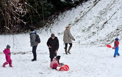 FOTO Snijeg izmamio Varaždince u šetnju, mališani jedva dočekali sanjkanje i grudanje na Starom gradu