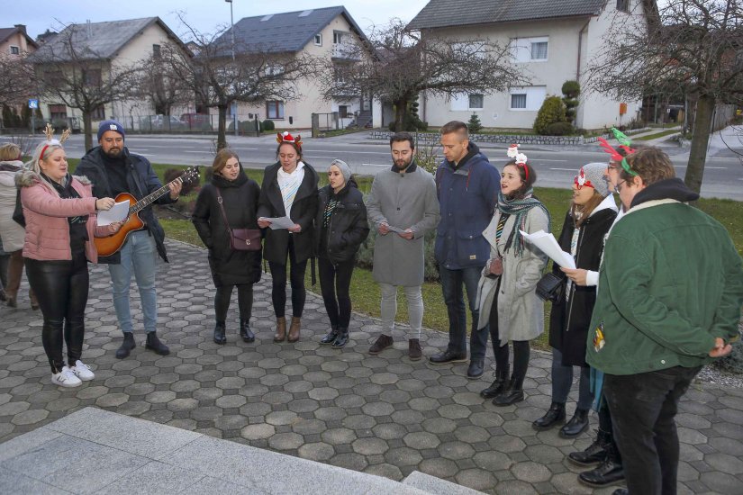 Klub mladih Ivanec: Na Badnjak pjevali korisnicima Caritasova doma