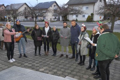 Klub mladih Ivanec: Na Badnjak pjevali korisnicima Caritasova doma