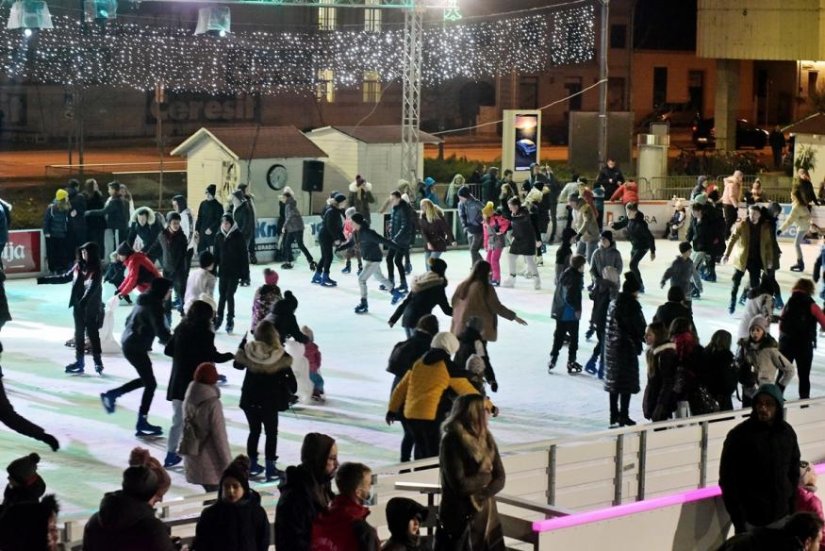 Klizalište i ledeni tobogan na Kapucinskom trgu ostaju otvoreni sve  do 30. siječnja!