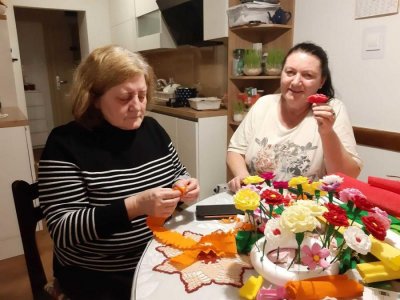 Čuvarice starih običaja: Dolaze iz svih krajeva Hrvatske i svijeta i rade cvijeća i ukrase iz krep papira