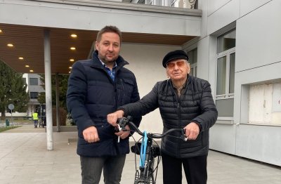 Legenda MEC-a: Na biciklu i s kravatom, kao i 1962., prof. Đuro Antončić posjetio bivše kolege