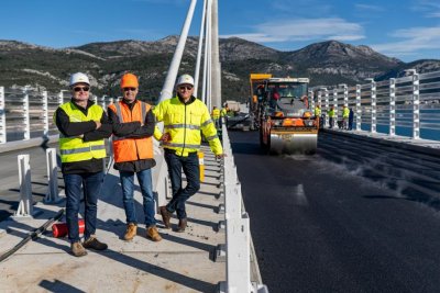 VIDEO Građevinari Colasa Hrvatska asfaltirali Pelješki most