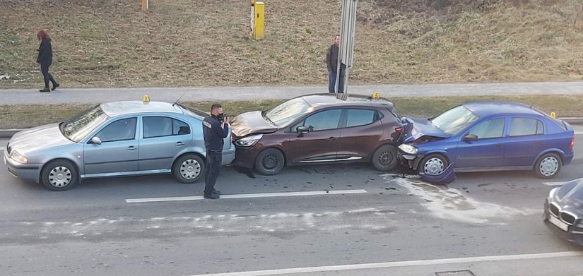 Tri vozila sudjelovala u sudaru u Varaždinskoj ulici u Novom Marofu