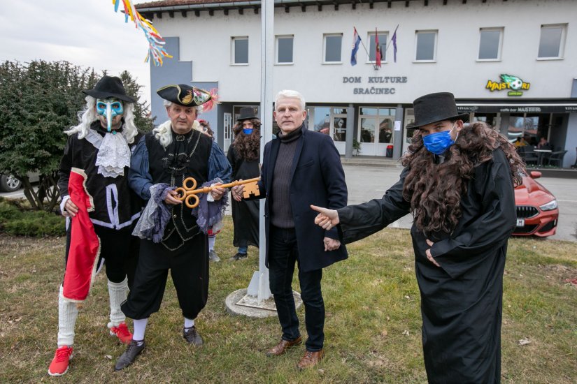 FOTO Podignuta zastava Srakarskog fašnika, maškarama predan ključ Općine Sračinec