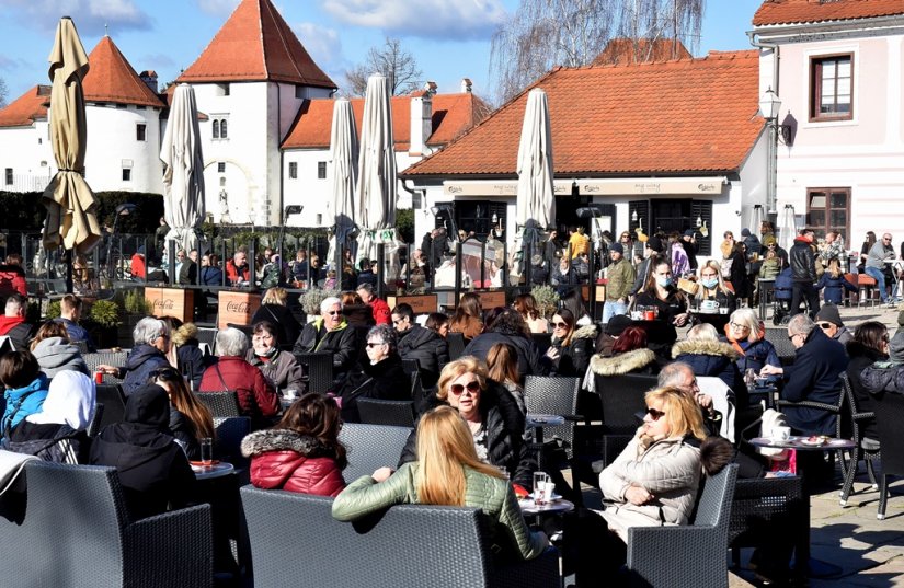 FOTO Sunčana zimska subota idealna za šetnju gradom i kavicu na terasi