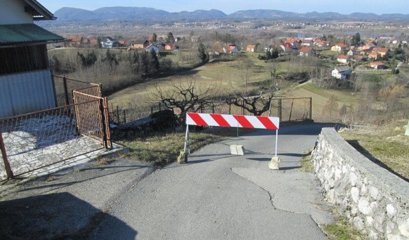 Zbog klizišta zatvoren promet na dijelu Ulice Hrastiće u Ivancu