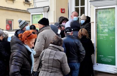 Dvodnevni moratorij za Sberbank, linija korisnika ispred poslovnice u Varaždinu