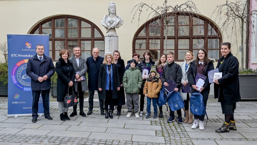 FOTO Župan Stričak nagradio učenike i mentore, pobjednike 2. smotre dječjega kajkavskoga stvaralaštva