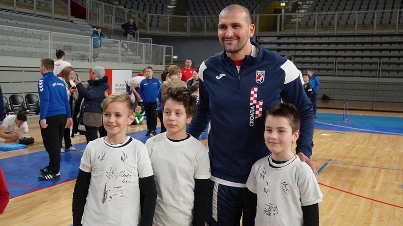 VIDEO, FOTO Mladi rukometa&scaron;i MRK Vidovca i RK Varaždina se družili s reprezentacijom