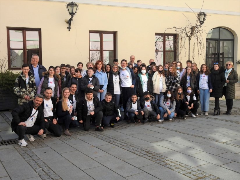 FOTO U okviru Erasmus + projekta učenici i njihovi profesori iz pet zemalja posjetili Županijsku palaču