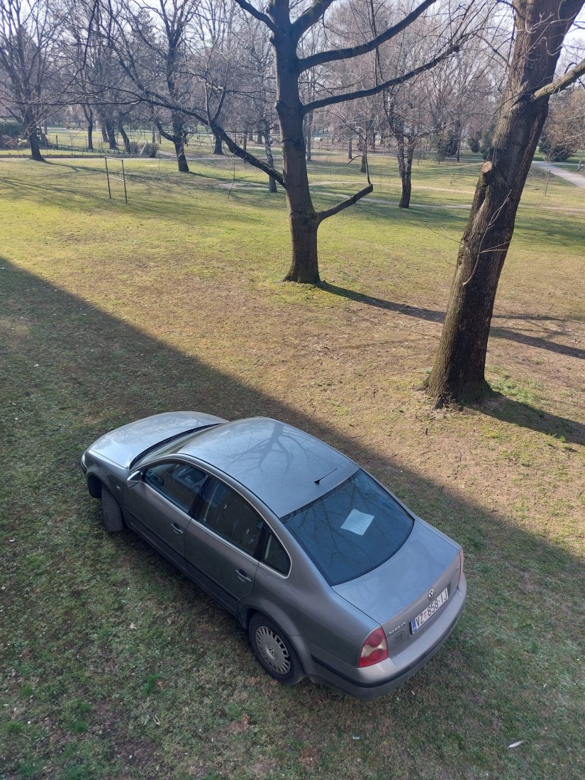 Parkirao automobil usred parka u Graberju!