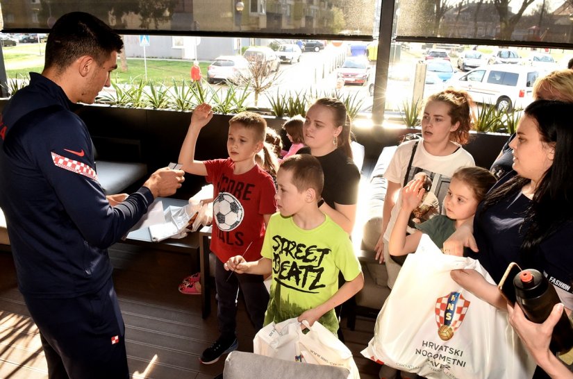 FOTO Hrvatski nogometni savez darivao male Ukrajince smje&scaron;tene u hotelu Turist