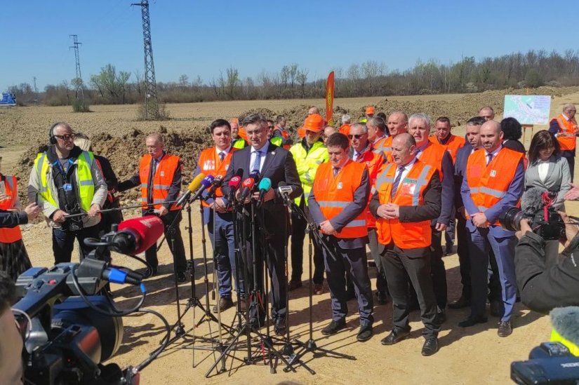 FOTO Andrej Plenković posjetio radove na autocesti A11 na kojoj radi Colas Hrvatska